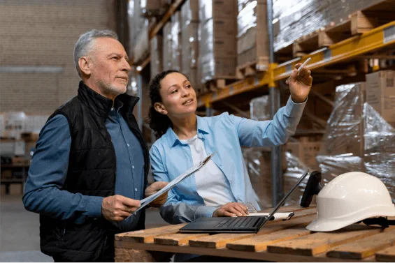 Asesor técnico revisando pieza con cliente